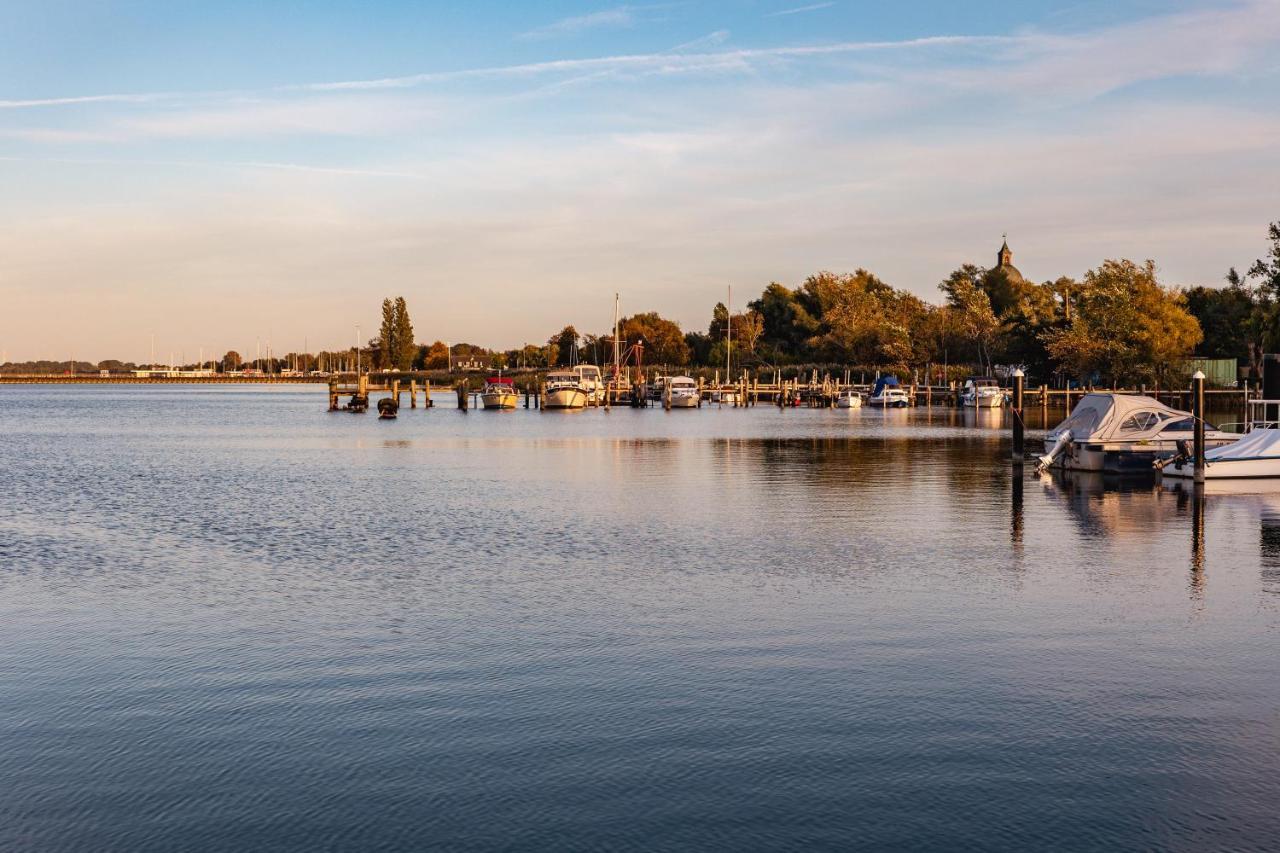Hausboot Kuestennebel Ribnitz-Damgarten Εξωτερικό φωτογραφία